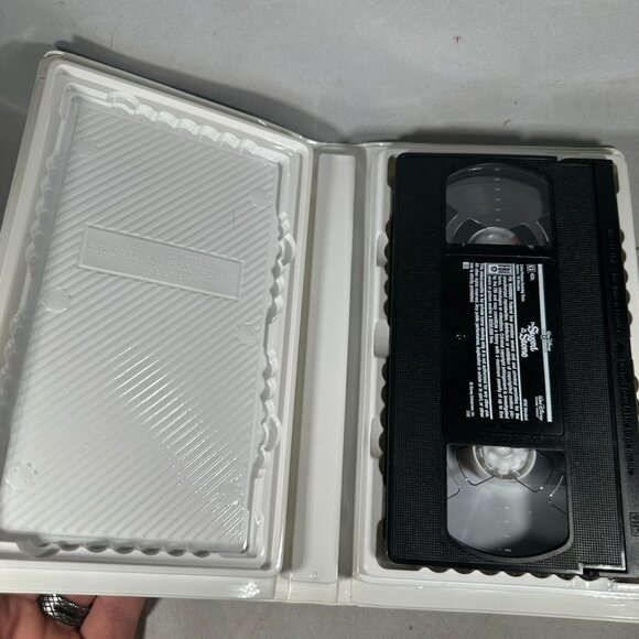 Walt Disney The Sword In The Stone VHS Gold Collection Classic Animated Movie - Picture 3 of 3